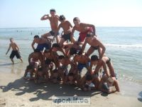 Жива піраміда