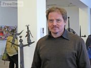 Молоток, троянда, хрест