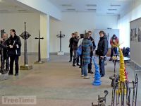 Молоток, троянда, хрест