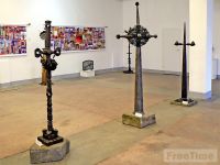 Молоток, троянда, хрест