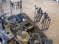 Молоток, троянда, хрест