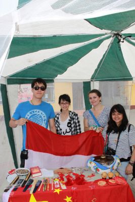 Стажери з Китаю, Джеймс та Феліша