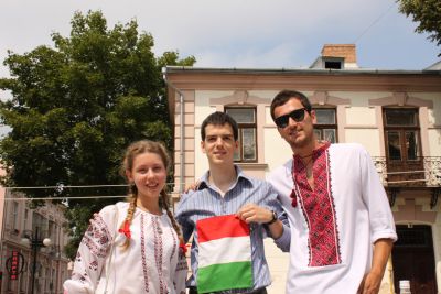 Тібор, ведучий та учасниця команди організаторів